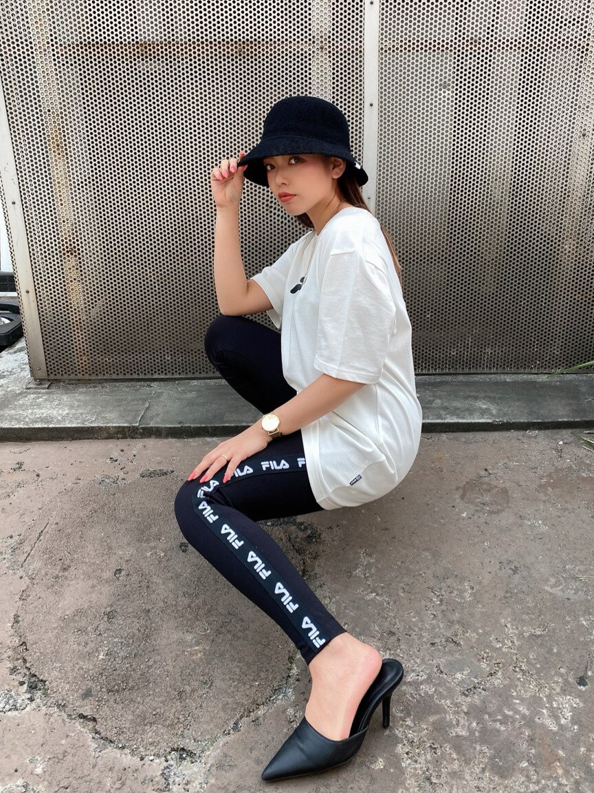 ホワイト系のTシャツ/カットソーを着用したレディースの春コーディネートの6枚目の写真