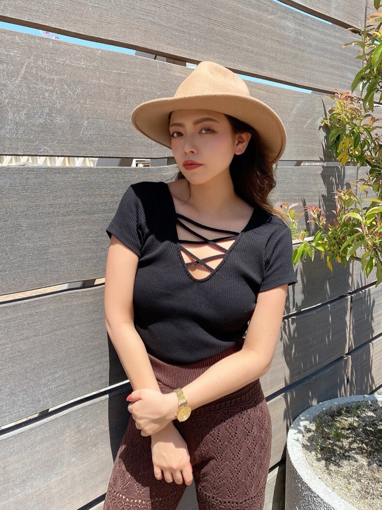 ブラック系のパンプス、ブラウン系のその他パンツ、ブラック系のTシャツ/カットソーを着用したレディースの春コーディネートの4枚目の写真