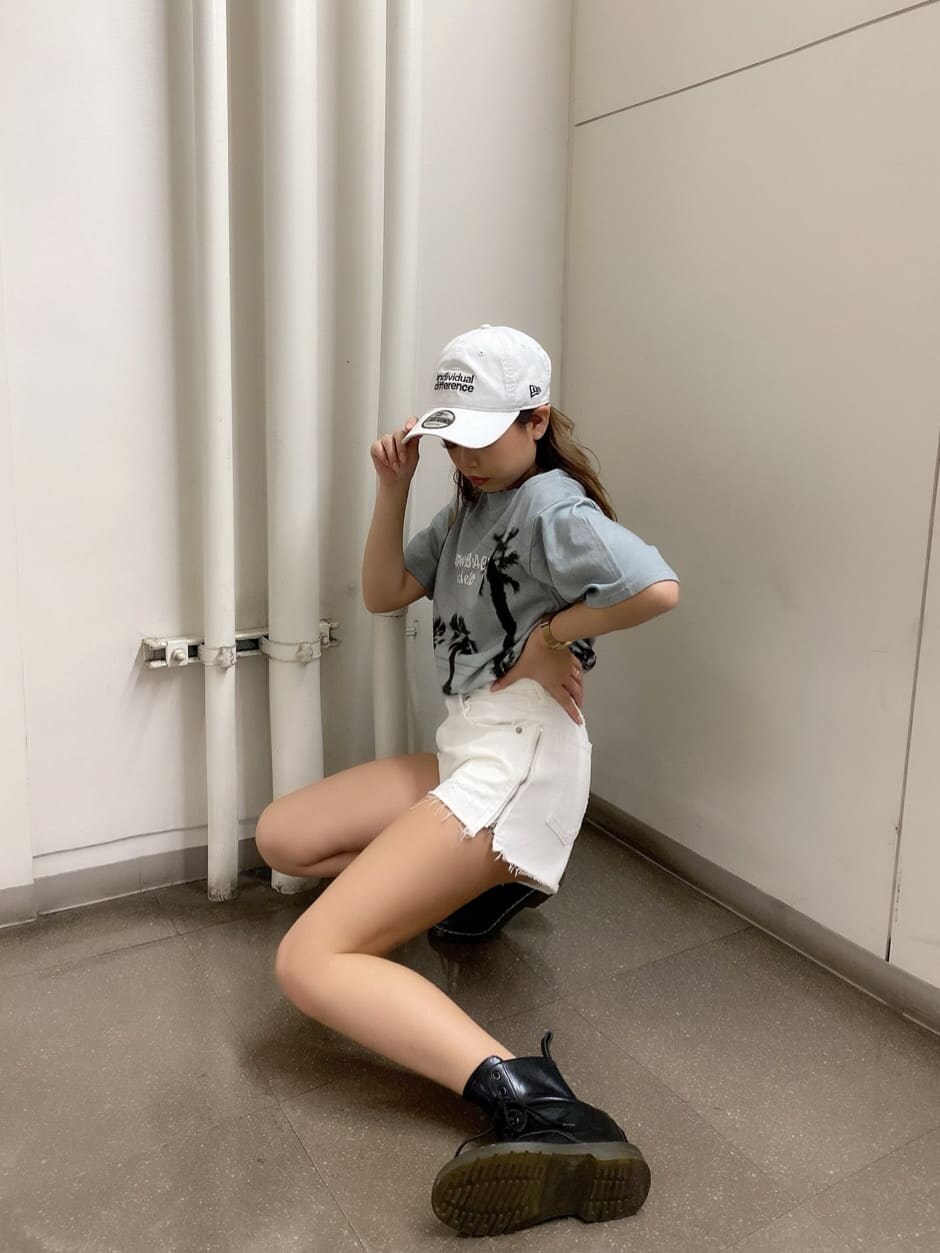 ホワイト系のデニムパンツ、グレー系のTシャツ/カットソーを着用したレディースの夏コーディネートの4枚目の写真