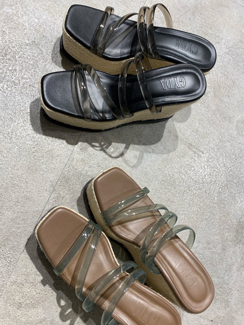 ブルー系のデニムパンツ、ベージュ系のシャツ/ブラウス、ブラック系のサンダルを着用したレディースの春コーディネートの5枚目の写真