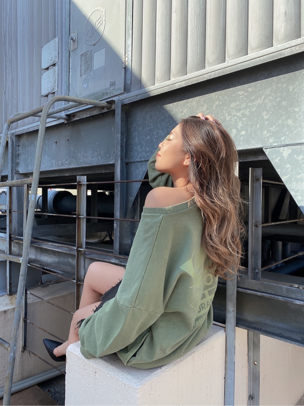 ベージュ系のスウェット、グレー系のスカートを着用したレディースの冬コーディネートの2枚目の写真