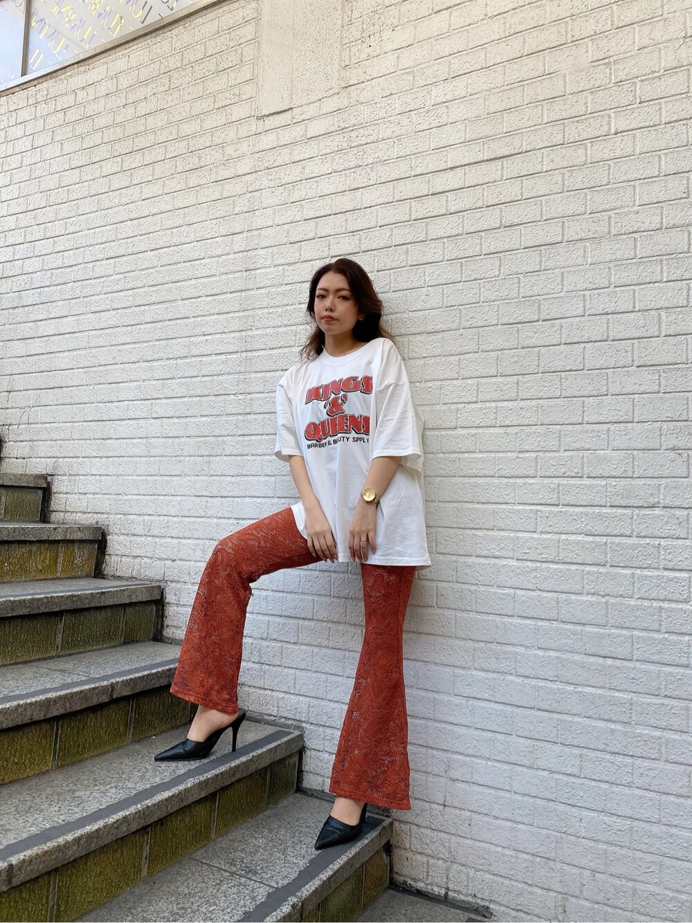 ブラック系のパンプス、ホワイト系のTシャツ/カットソーを着用したレディースの春コーディネートの3枚目の写真