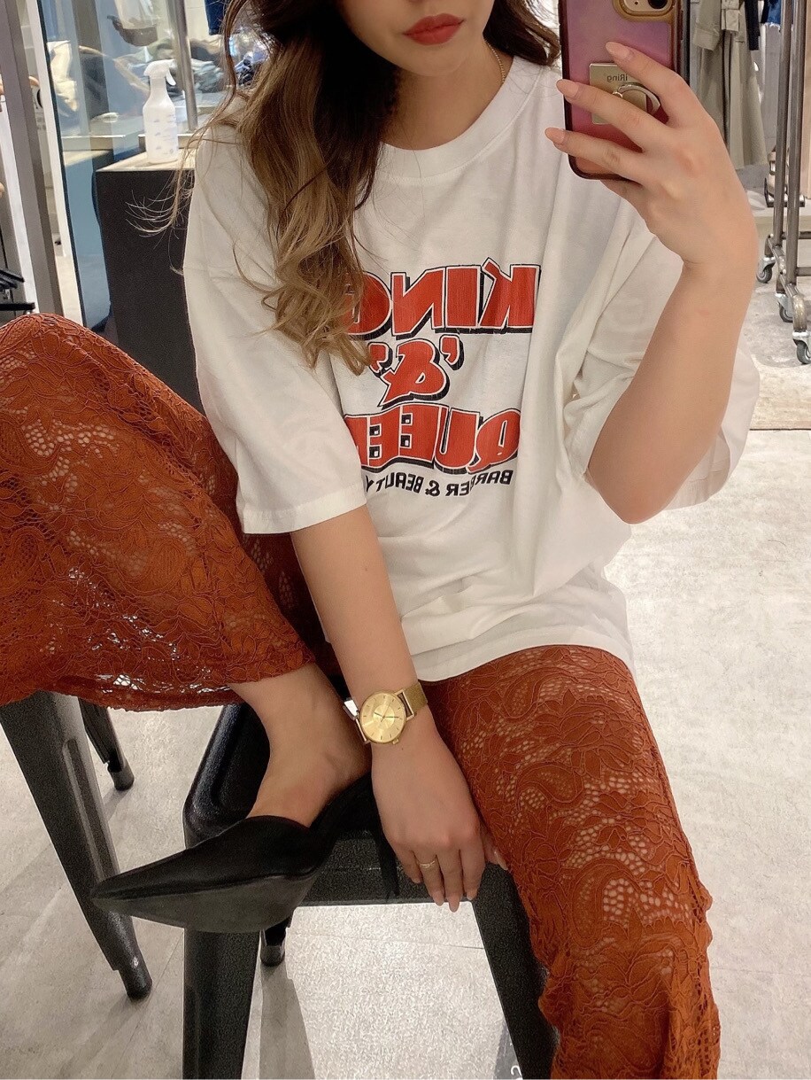 ブラック系のパンプス、ホワイト系のTシャツ/カットソーを着用したレディースの春コーディネートの6枚目の写真