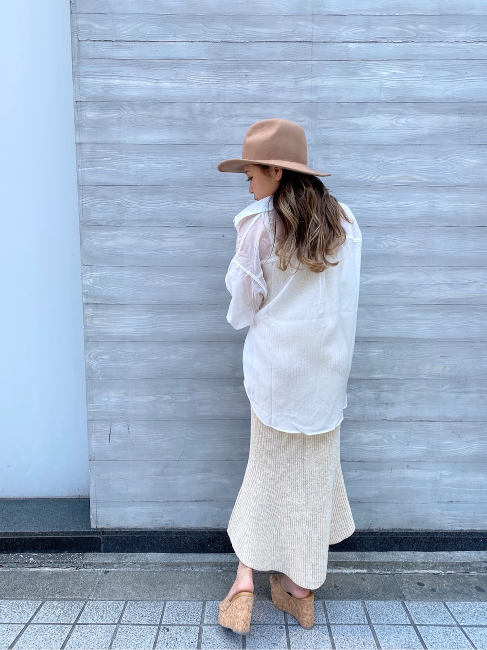 ホワイト系のワンピース、ベージュ系のサンダルを着用したレディースの春コーディネートの3枚目の写真