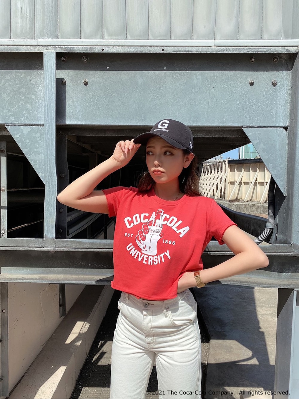 ブラック系のパンプス、ホワイト系のデニムパンツ、レッド系のTシャツ/カットソーを着用したレディースの春コーディネートの3枚目の写真