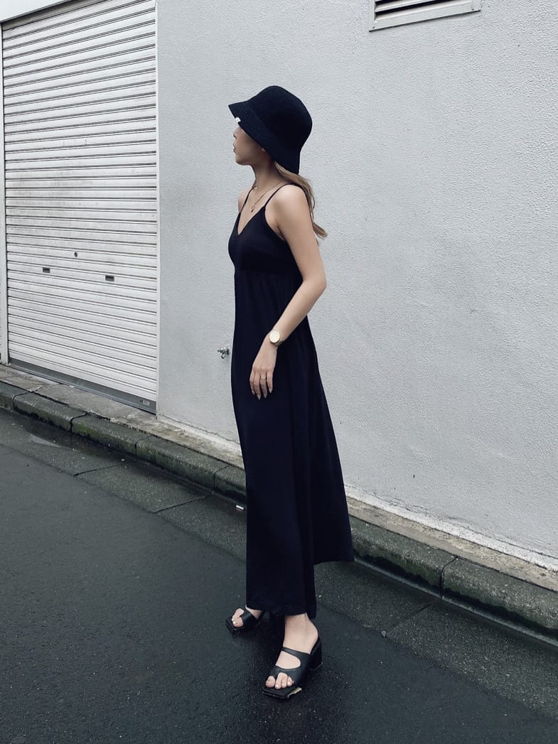 ブラック系のワンピース、ホワイト系のサンダル、ブラック系のハットを着用したレディースの夏コーディネートの2枚目の写真