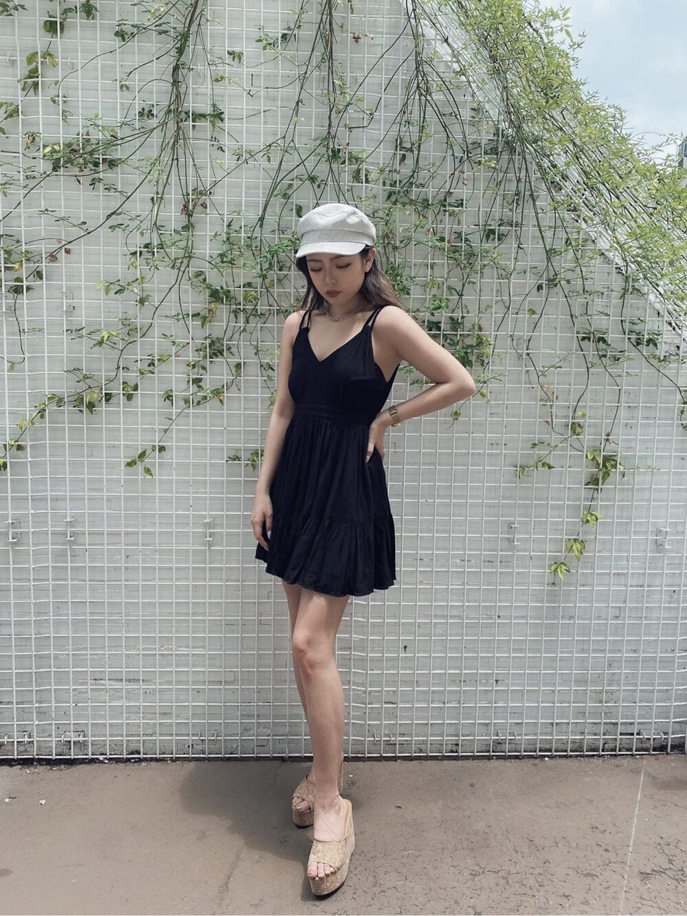 ベージュ系のサンダル、ホワイト系のシャツ/ブラウスを着用したレディースの夏コーディネートの4枚目の写真