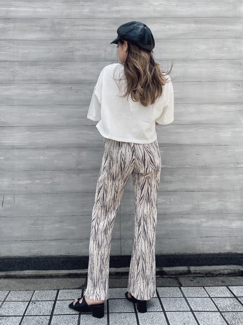 ホワイト系のその他パンツ、ブラック系のサンダル、ホワイト系のTシャツ/カットソーを着用したレディースの夏コーディネートの3枚目の写真