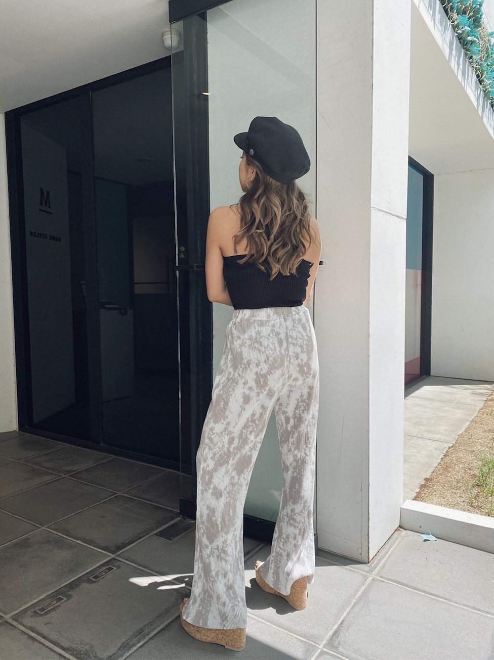 ベージュ系のサンダル、ブラック系のタンクトップ、ブラック系のその他雑貨を着用したレディースの春コーディネートの4枚目の写真