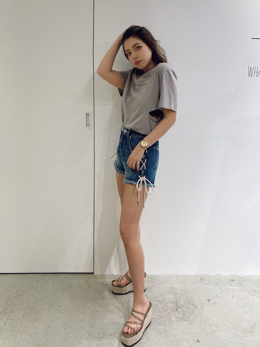 ベージュ系のサンダル、ブルー系のデニムパンツ、ベージュ系のTシャツ/カットソーを着用したレディースの春コーディネートの3枚目の写真