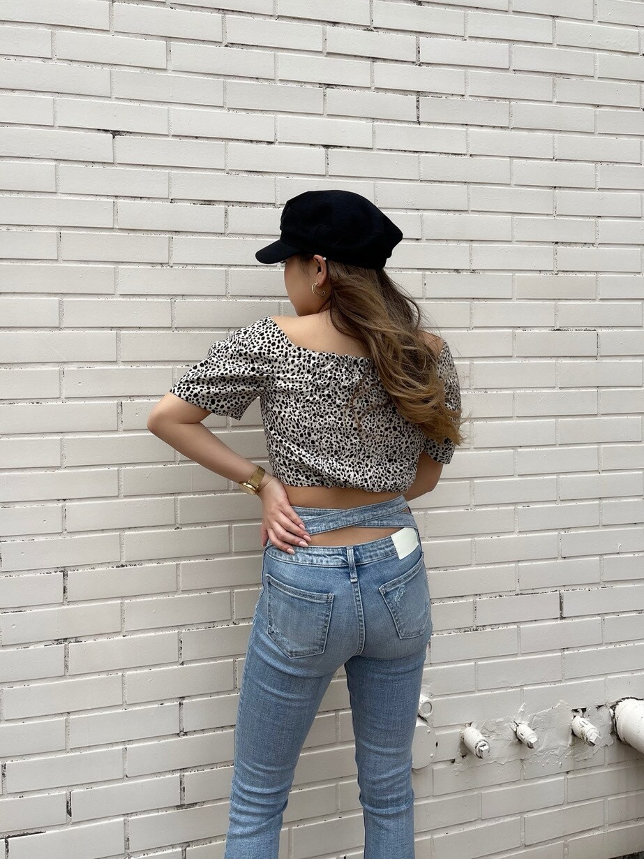 その他のシャツ/ブラウス、ブルー系のデニムパンツ、ゴールド系のピアス(両耳用)を着用したレディースの春コーディネートの3枚目の写真