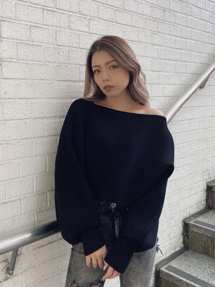 ブラック系のパンプス、ブラック系のデニムパンツ、ブラック系のニット/セーターを着用したレディースの秋コーディネートの4枚目の写真