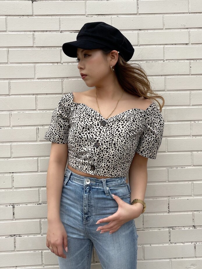 その他のシャツ/ブラウス、ブルー系のデニムパンツ、ゴールド系のピアス(両耳用)を着用したレディースの春コーディネートの4枚目の写真