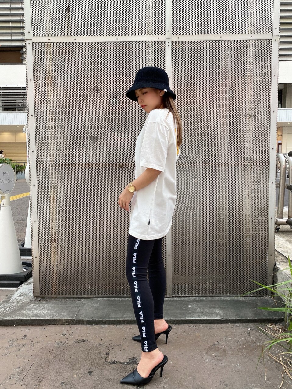 ホワイト系のTシャツ/カットソーを着用したレディースの春コーディネートの4枚目の写真