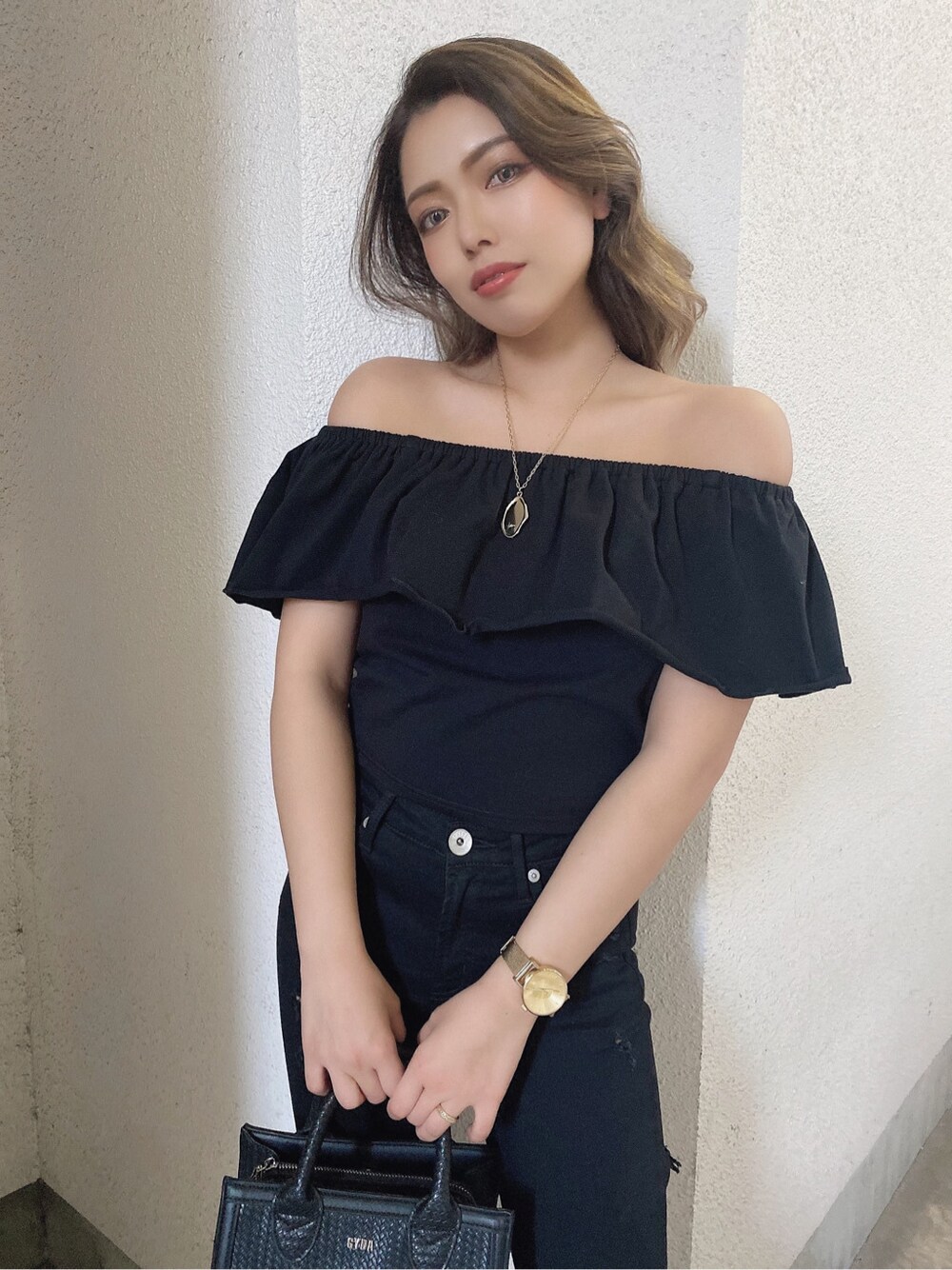 ブラック系のチノパンツ、ブラック系のサンダル、ブラック系のTシャツ/カットソーを着用したレディースの春コーディネートの4枚目の写真