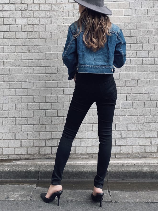 ブラック系のその他パンツ、ブルー系のデニムジャケット、ブラック系のパンプスを着用したレディースの夏コーディネートの3枚目の写真