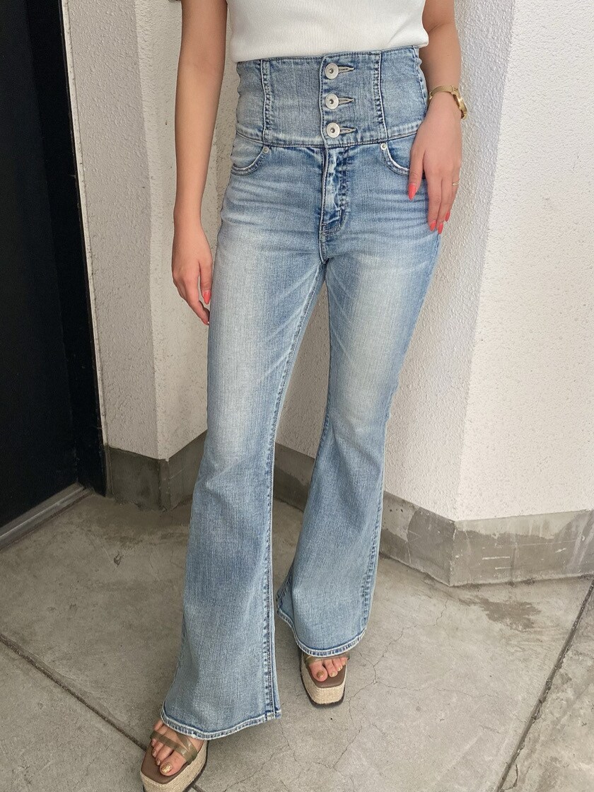 ベージュ系のサンダル、ブルー系のデニムパンツ、ホワイト系のニット/セーターを着用したレディースの春コーディネートの4枚目の写真