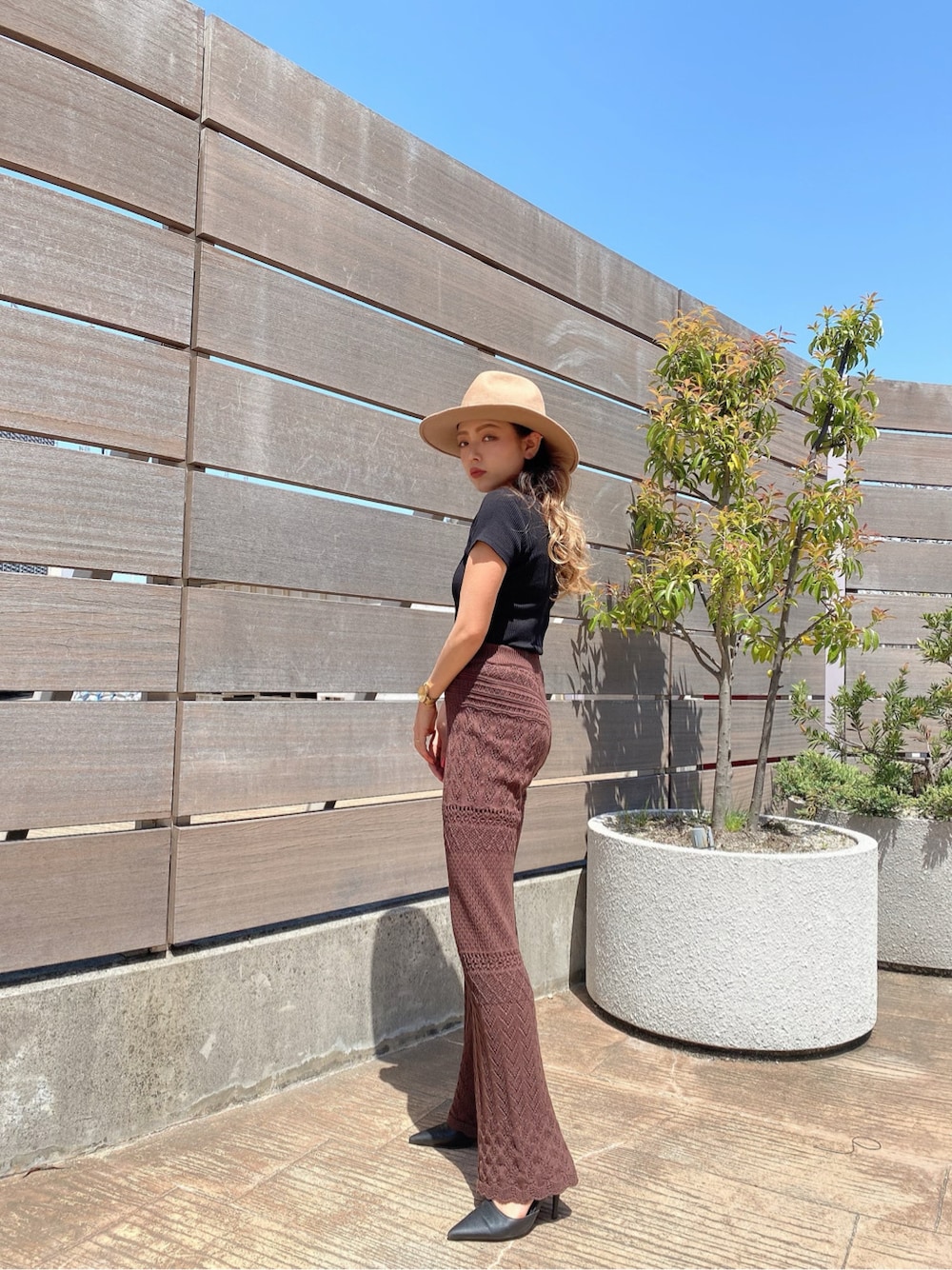 ブラック系のパンプス、ブラウン系のその他パンツ、ブラック系のTシャツ/カットソーを着用したレディースの春コーディネートの2枚目の写真