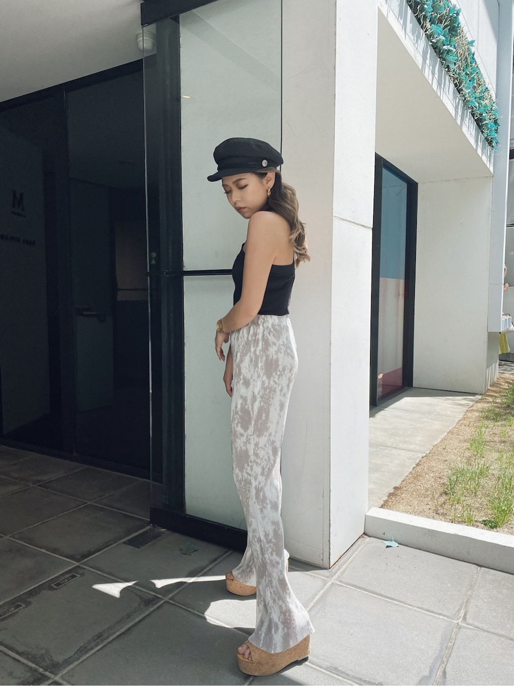 ベージュ系のサンダル、ブラック系のタンクトップ、ブラック系のその他雑貨を着用したレディースの春コーディネートの3枚目の写真