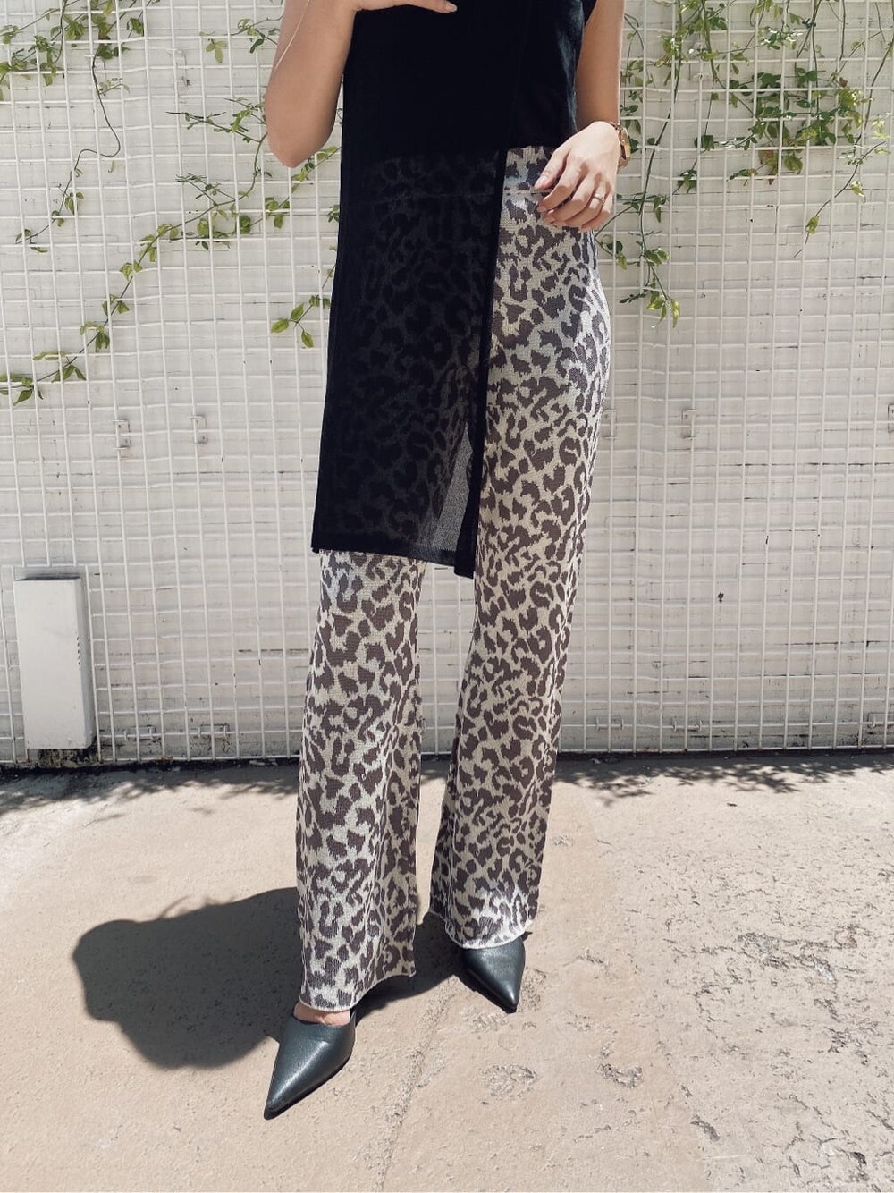 その他のその他パンツ、ブラック系のパンプス、ブラック系のタンクトップを着用したレディースの夏コーディネートの4枚目の写真