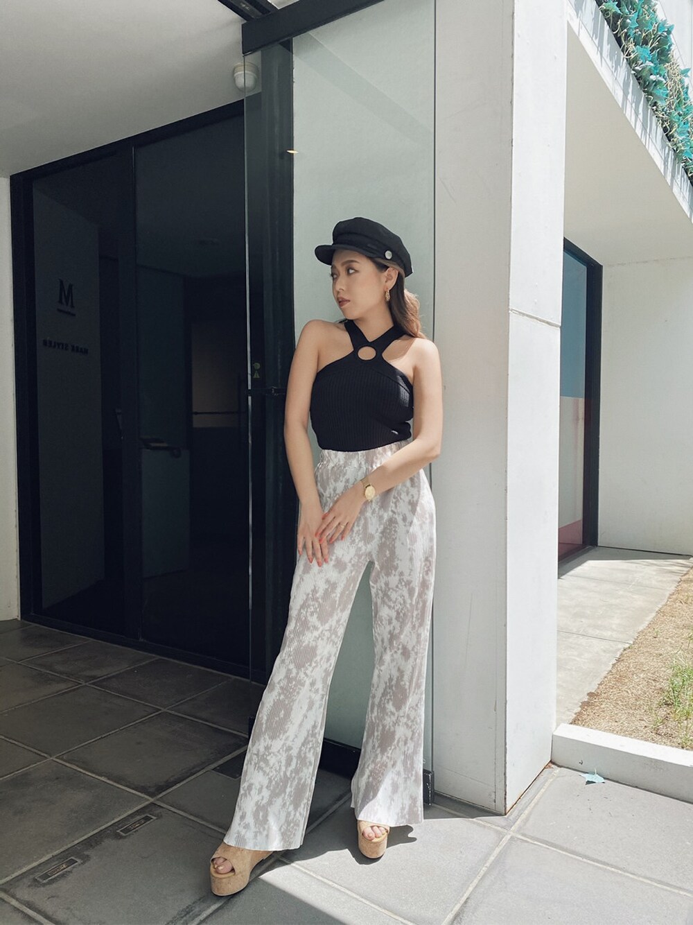 ベージュ系のサンダル、ブラック系のタンクトップ、ブラック系のその他雑貨を着用したレディースの春コーディネートの2枚目の写真