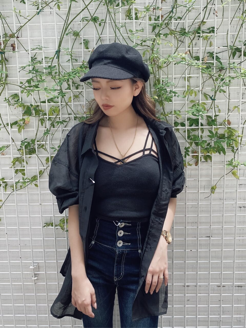 ブラック系のキャミソール、ベージュ系のサンダル、ブルー系のデニムパンツを着用したレディースの夏コーディネートの6枚目の写真