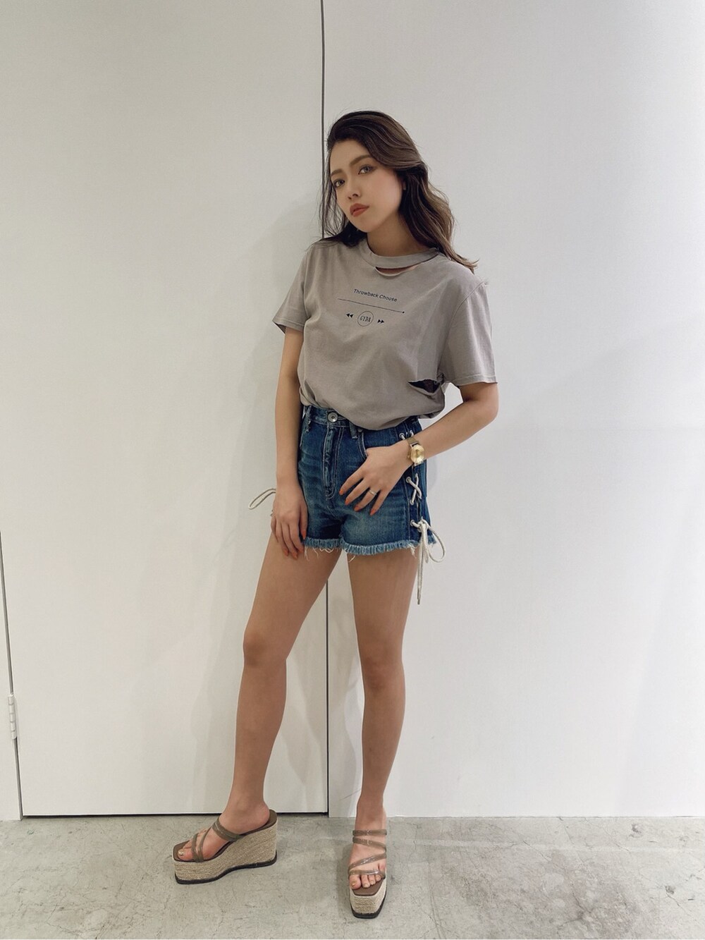 ベージュ系のサンダル、ブルー系のデニムパンツ、ベージュ系のTシャツ/カットソーを着用したレディースの春コーディネートの4枚目の写真