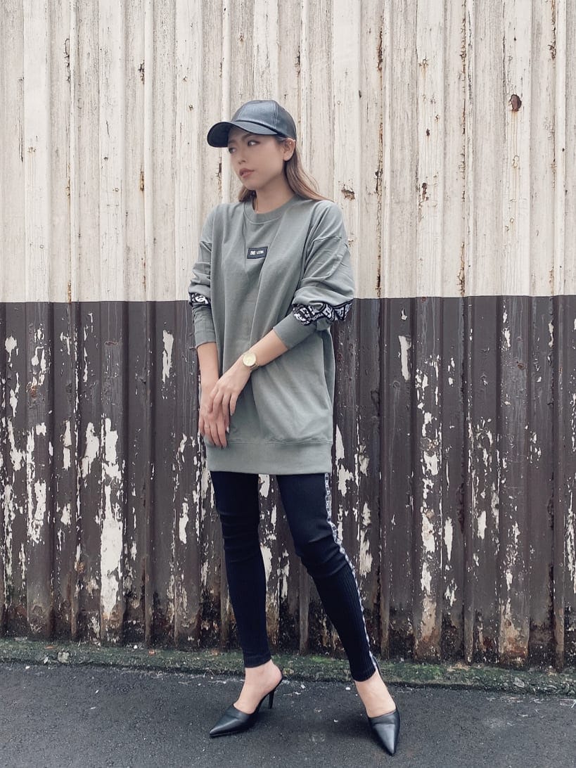 ブラック系のパンプス、ベージュ系のTシャツ/カットソー、ブラック系のレギンス/スパッツを着用したレディースの秋コーディネートの2枚目の写真
