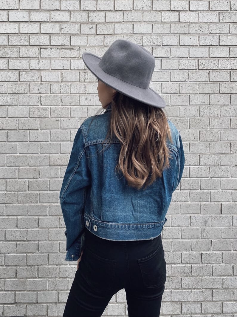 ブラック系のその他パンツ、ブルー系のデニムジャケット、ブラック系のパンプスを着用したレディースの夏コーディネートの5枚目の写真