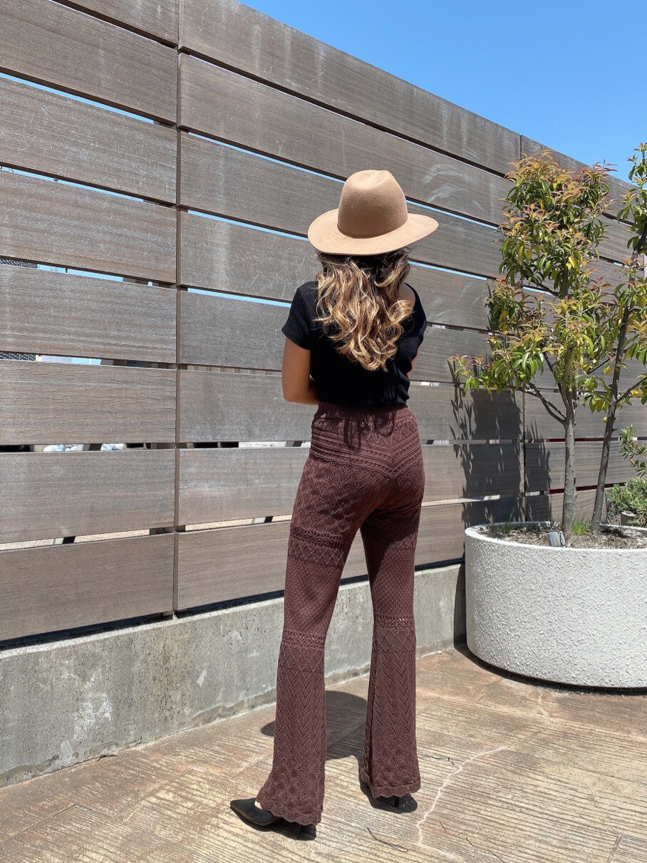 ブラック系のパンプス、ブラウン系のその他パンツ、ブラック系のTシャツ/カットソーを着用したレディースの春コーディネートの3枚目の写真