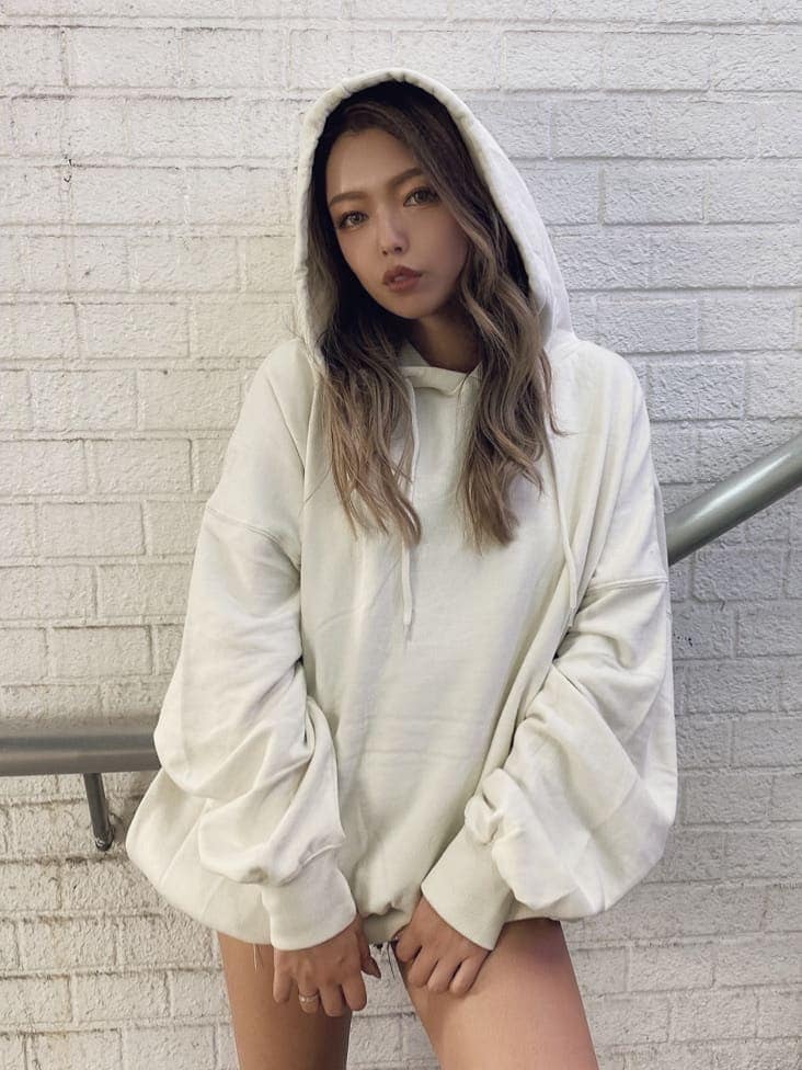 ブラック系のブーツ、ホワイト系のパーカーを着用したレディースの夏コーディネートの4枚目の写真