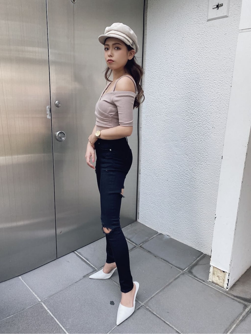 ブラック系のチノパンツ、ベージュ系のTシャツ/カットソー、ホワイト系のその他雑貨を着用したレディースの夏コーディネートの2枚目の写真