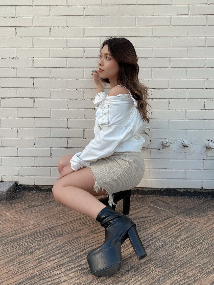 ホワイト系のシャツ/ブラウス、ホワイト系のスカートを着用したレディースの冬コーディネートの2枚目の写真