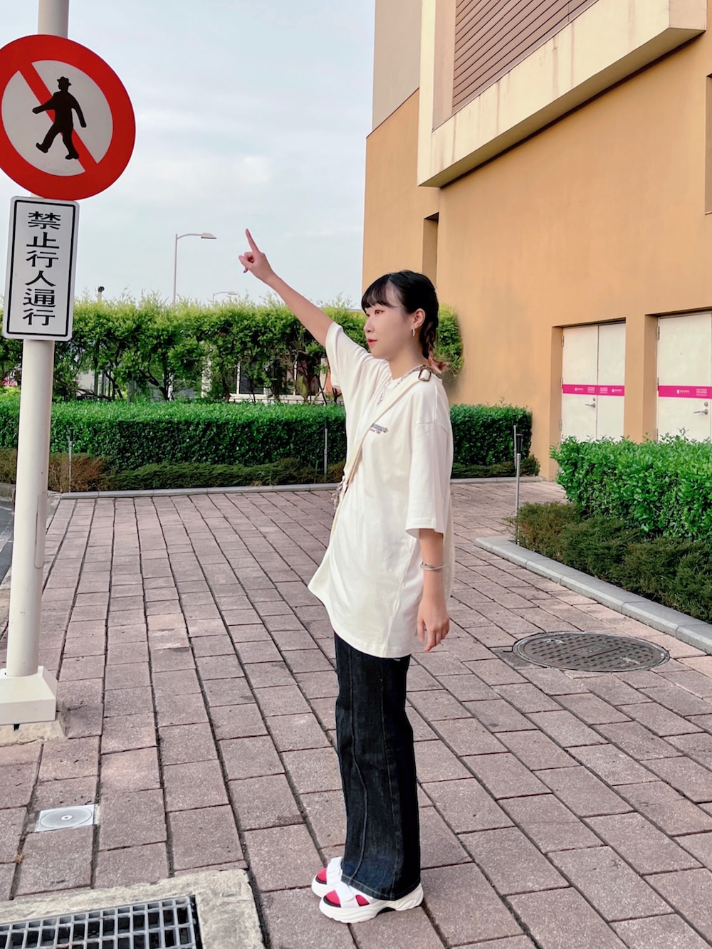 「GUのアイテム（サンダル、ホワイト系）」を使った、ORiさん（レディース・158cm）の秋コーディネートの2枚目の写真