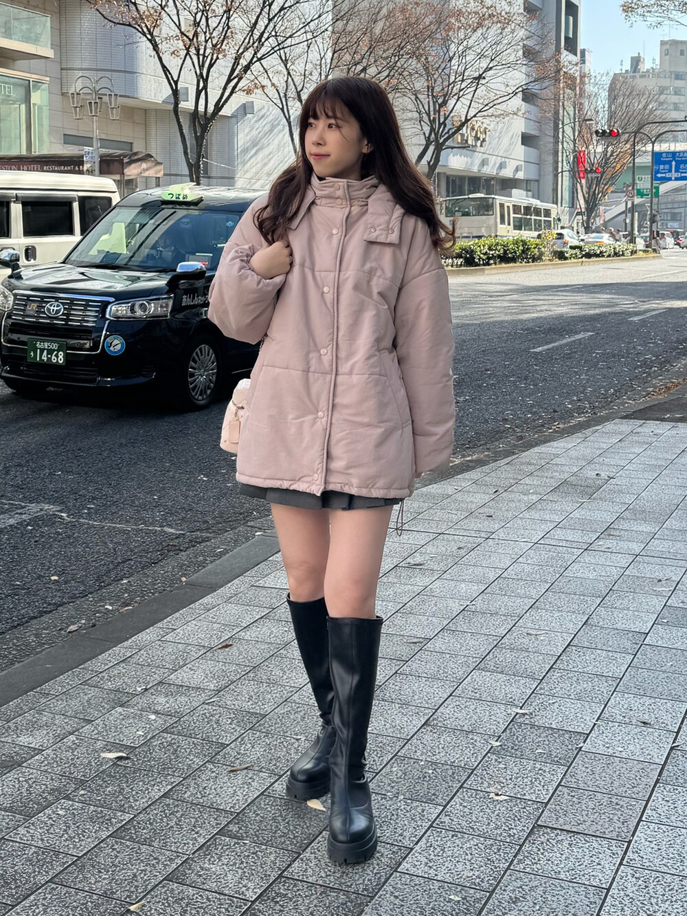 ピンク系のダウンジャケット/コート、ピンク系のショルダーバッグを着用したレディースの冬コーディネートの4枚目の写真