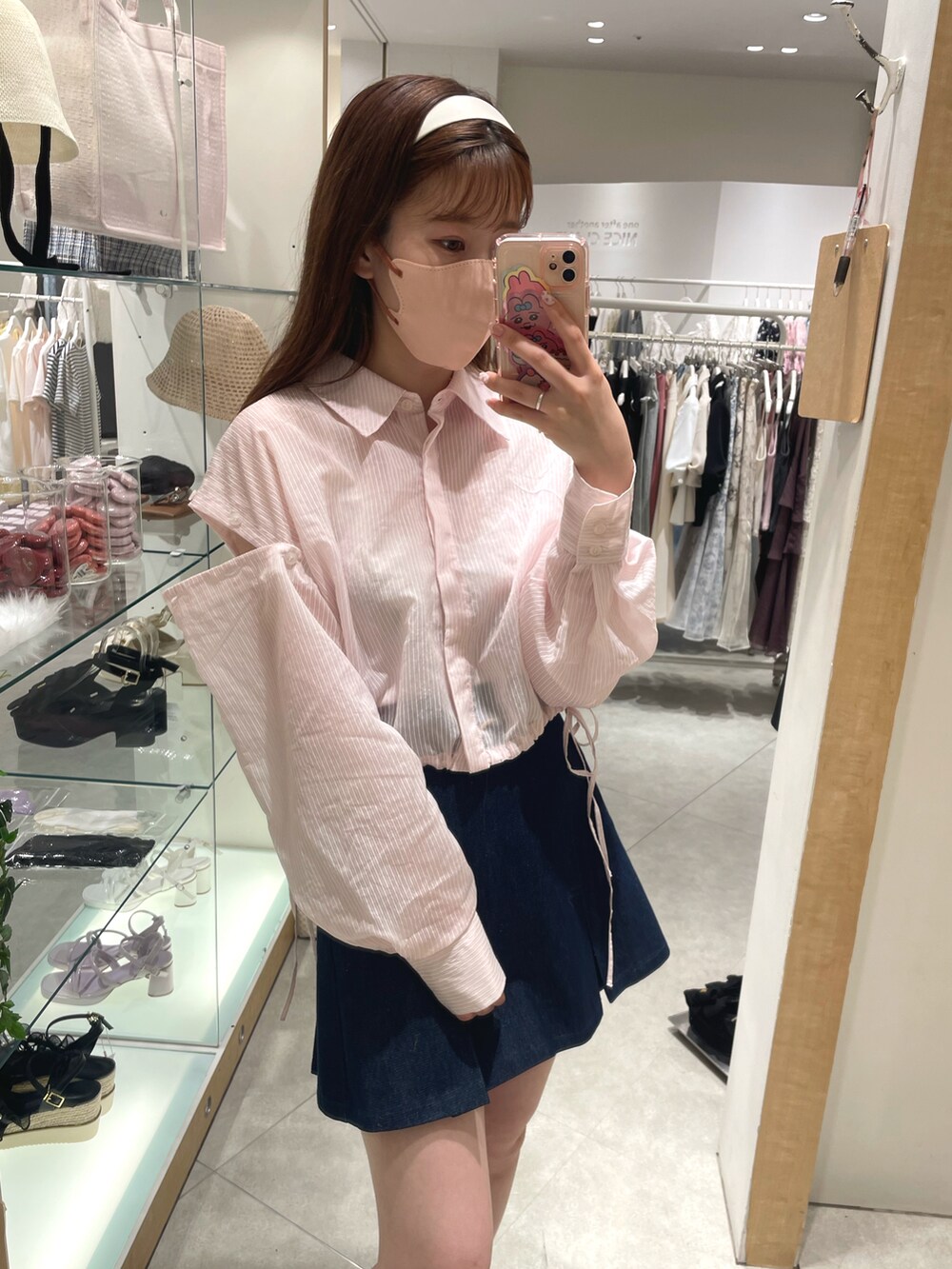 ピンク系のシャツ/ブラウス、ブルー系のスカート、ホワイト系のサンダルを着用したレディースの春コーディネートの4枚目の写真