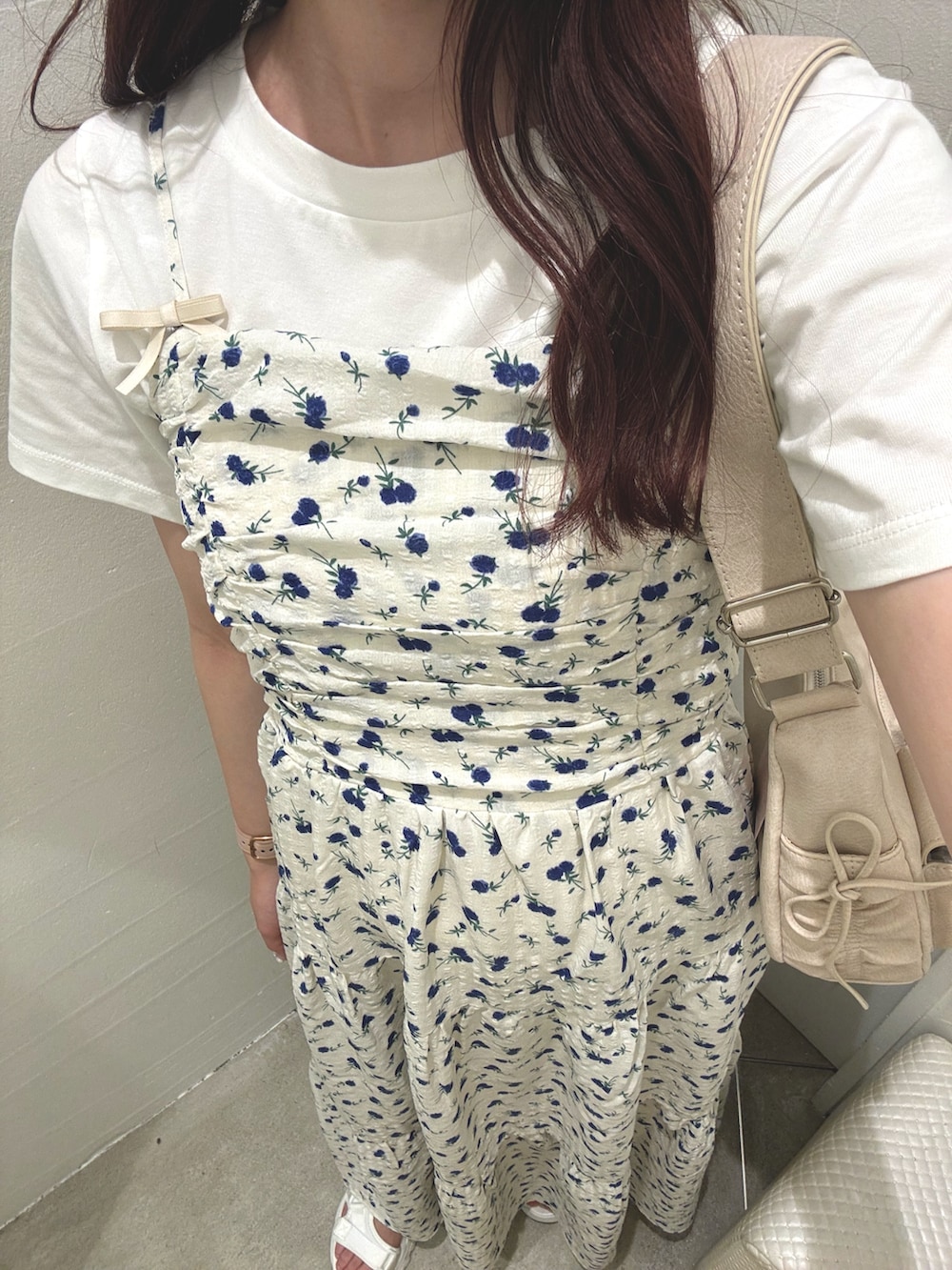 ホワイト系のTシャツ/カットソー、ホワイト系のショルダーバッグ、ホワイト系のワンピース/ドレスを着用したレディースの夏コーディネートの4枚目の写真