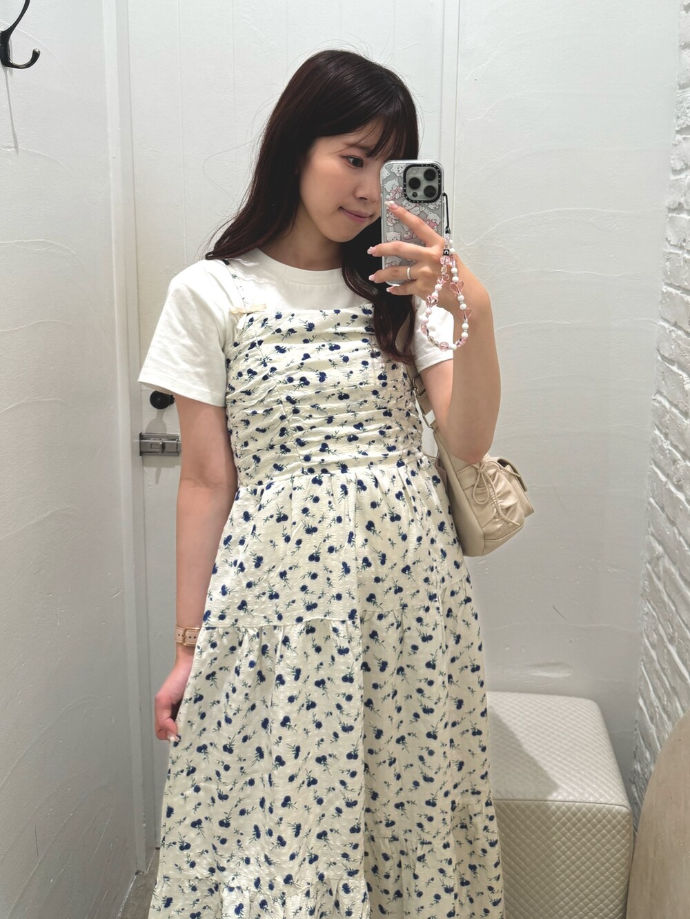 ホワイト系のTシャツ/カットソー、ホワイト系のショルダーバッグ、ホワイト系のワンピース/ドレスを着用したレディースの夏コーディネートの3枚目の写真