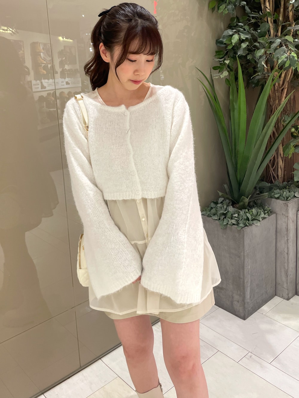 ホワイト系のニット/セーター、ホワイト系のチュニック、ホワイト系のスカートを着用したレディースの秋コーディネートの3枚目の写真