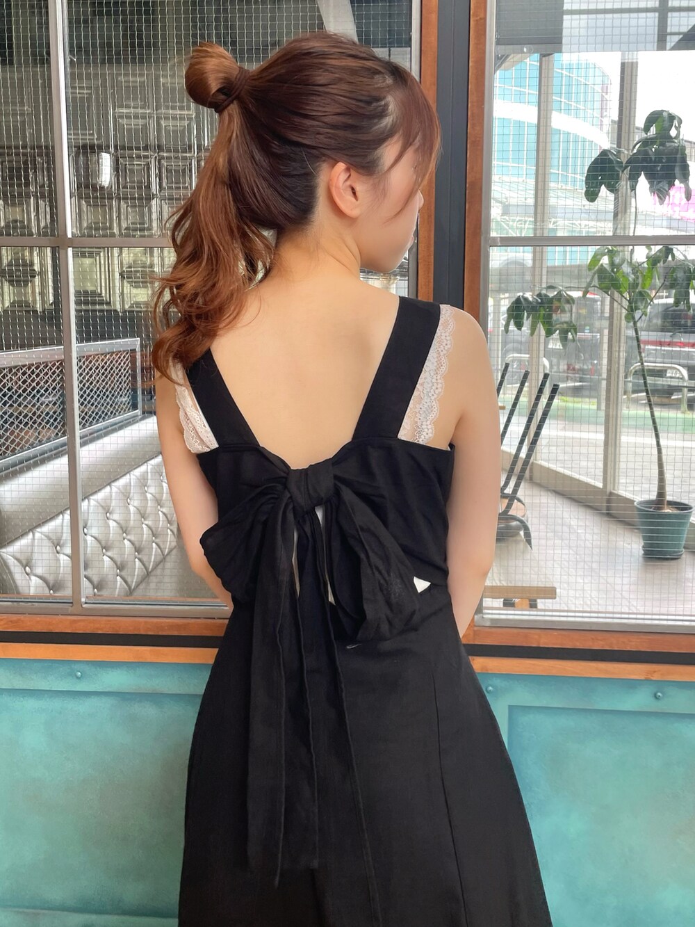 ホワイト系のマウンテンパーカー、ブラック系のワンピース、ホワイト系のショルダーバッグを着用したレディースの春コーディネートの5枚目の写真