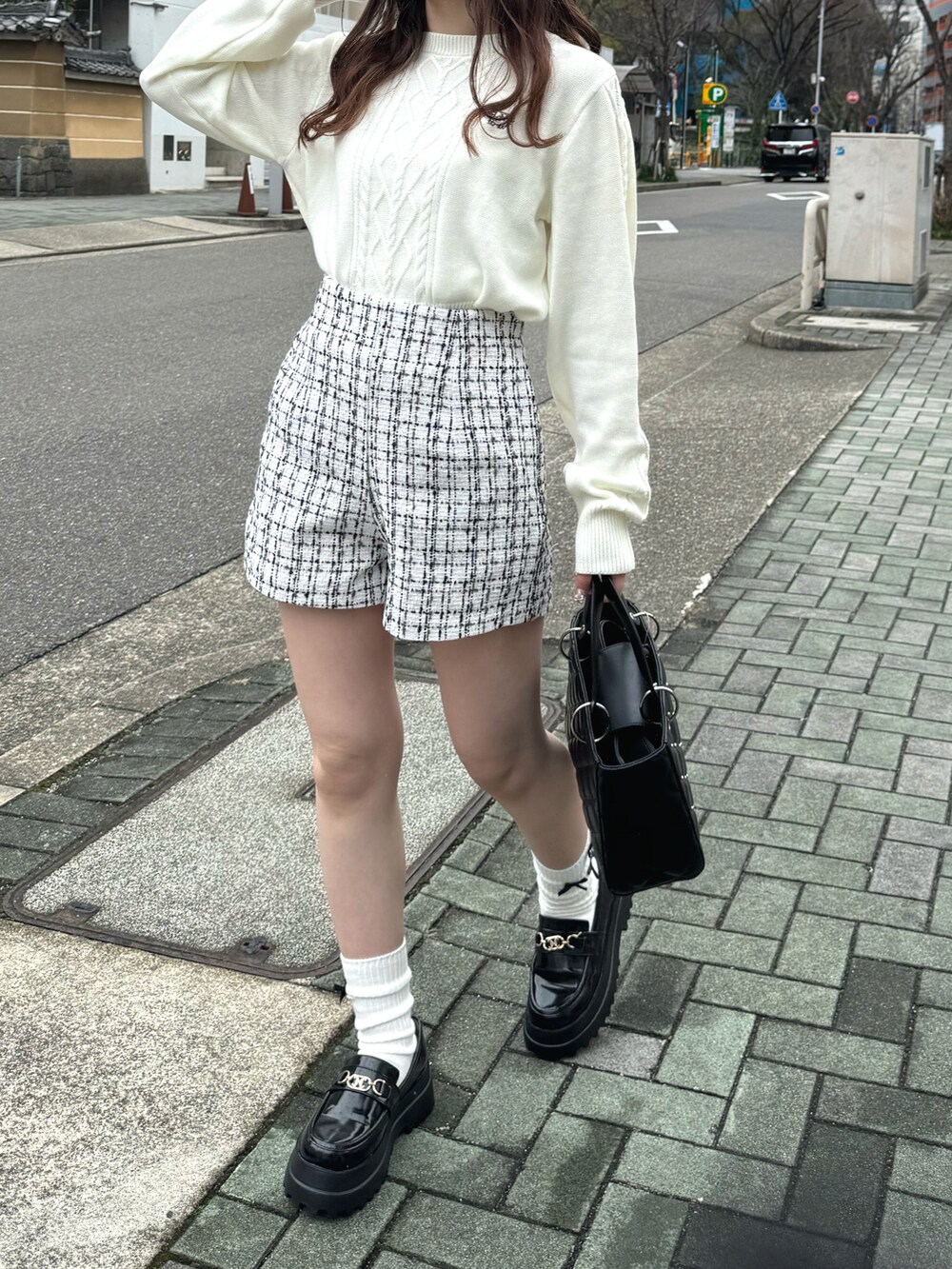 「カジュアルコーデ、春服コーデ、春ファッション、お洒落さんとつながりたい、骨格ウェーブ、モノトーンコーデ、カジュアルガーリー、おでかけコーデ、ケーブルニット、ショートパンツ、ニット、キルティングバッグ、ローファー、ナイスクラップ、ガーリー」|「one after another NICE CLAUPのワンポイント刺繍ケーブルニット(ニット/セーター、ホワイト系)」を使った、ゆうはさん(レディース・155cm)の冬コーディネートの3枚目の写真