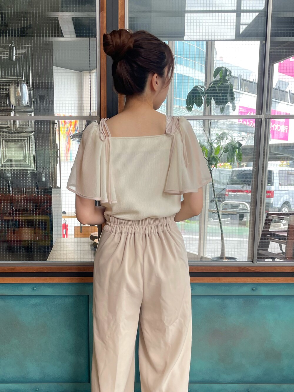 ホワイト系のTシャツ/カットソー、ベージュ系のスラックスを着用したレディースの春コーディネートの5枚目の写真