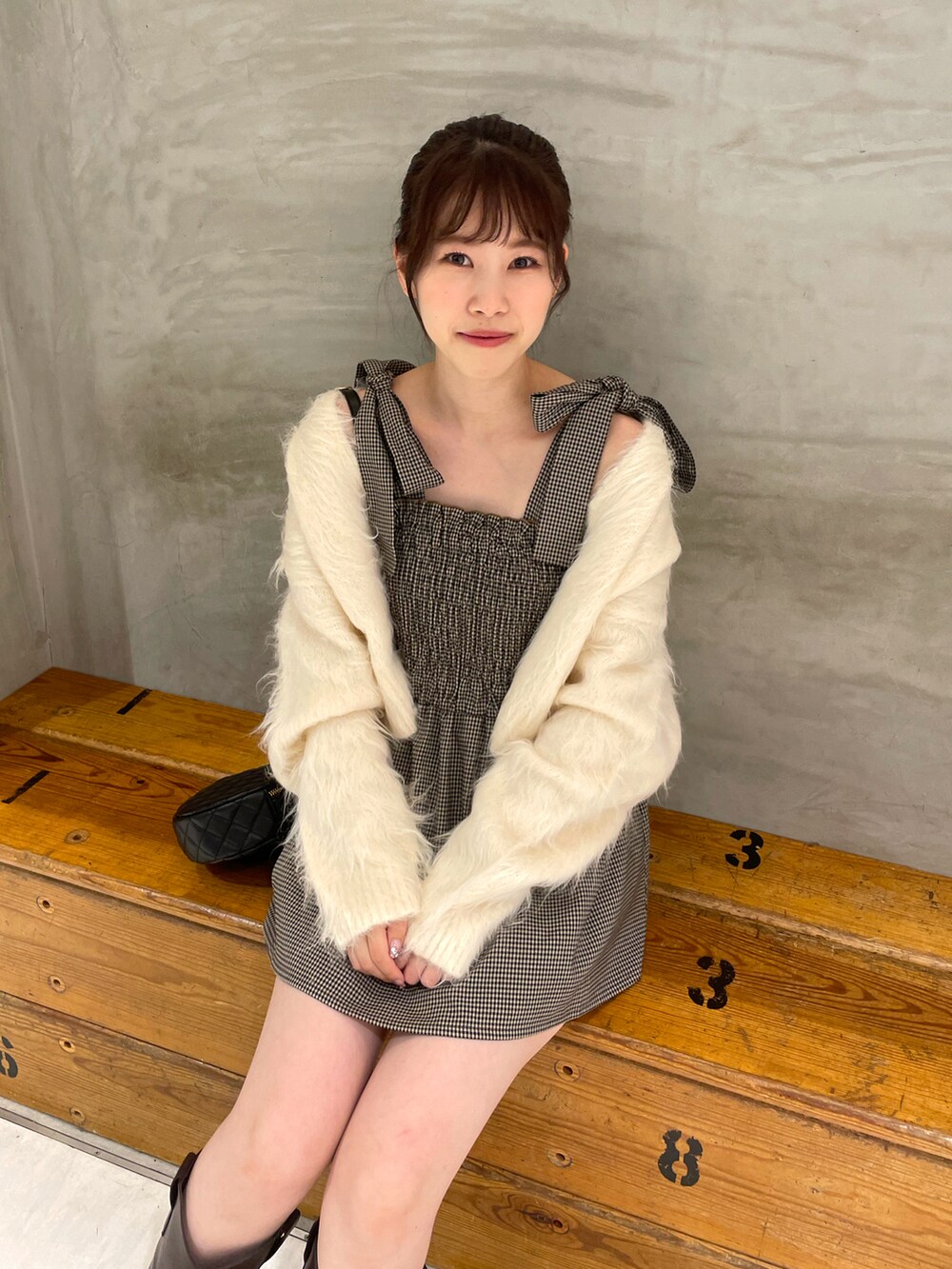 ホワイト系のカーディガン/ボレロ、ホワイト系のスカート、その他のキャミソールを着用したレディースの秋コーディネートの3枚目の写真