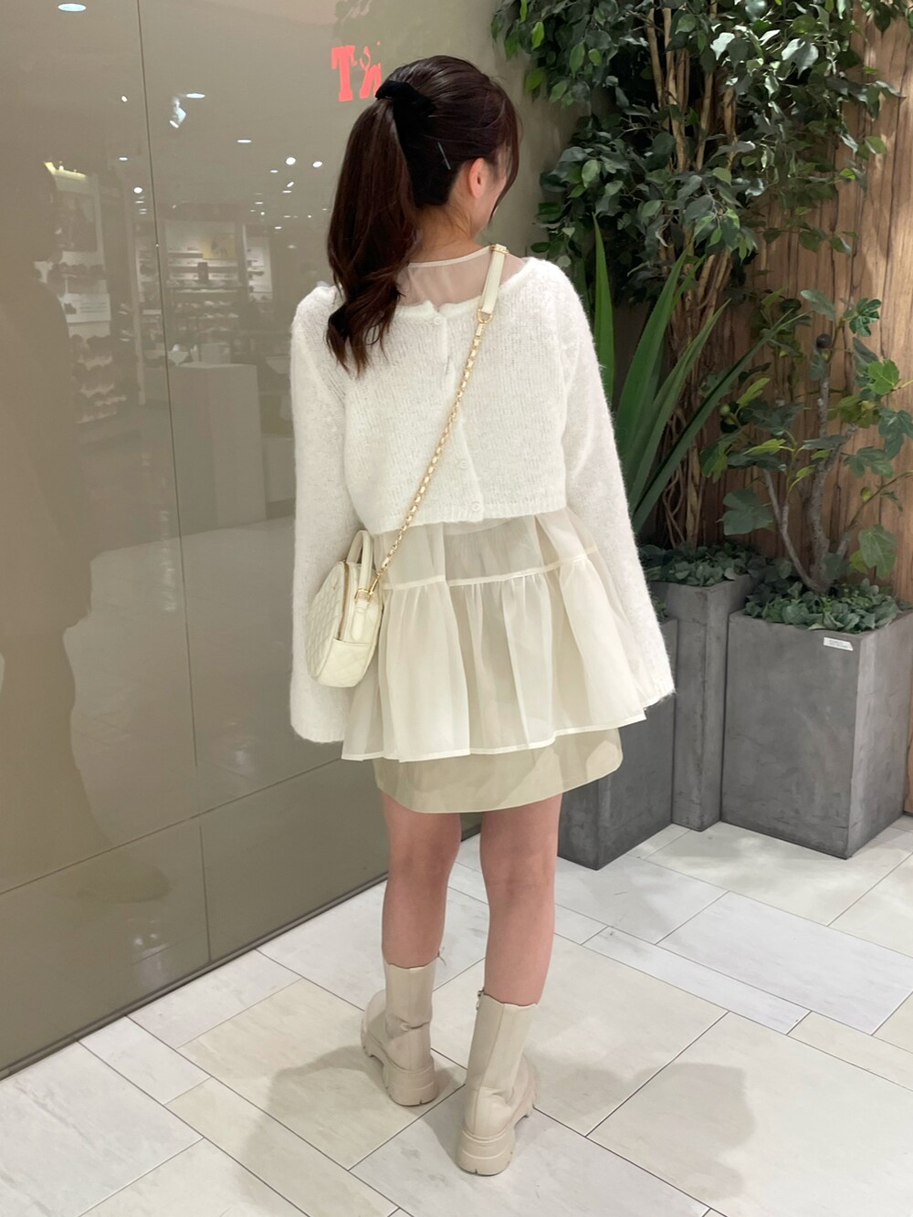 ホワイト系のニット/セーター、ホワイト系のチュニック、ホワイト系のスカートを着用したレディースの秋コーディネートの2枚目の写真