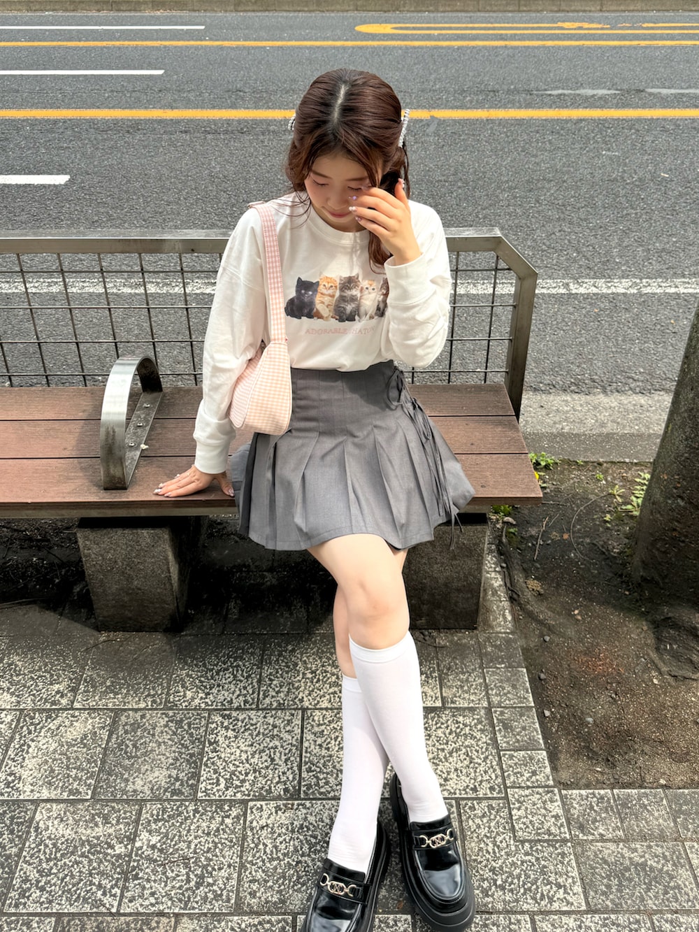 ホワイト系のTシャツ/カットソー、グレー系のスカート、ピンク系のショルダーバッグを着用したレディースの春コーディネートの3枚目の写真