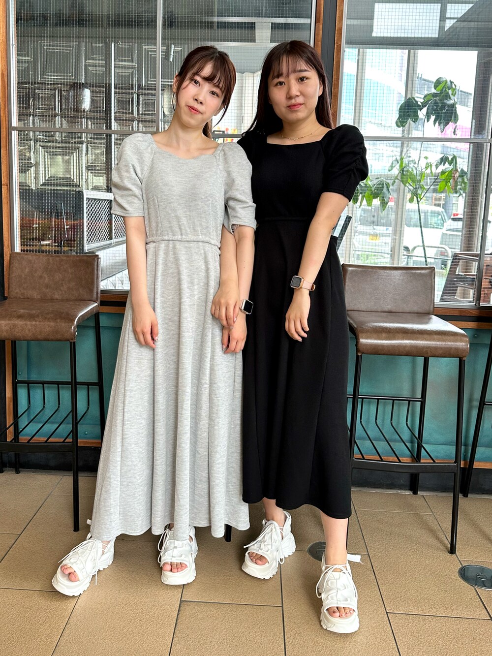 ベージュ系のワンピース、ホワイト系のサンダルを着用したレディースの夏コーディネートの2枚目の写真