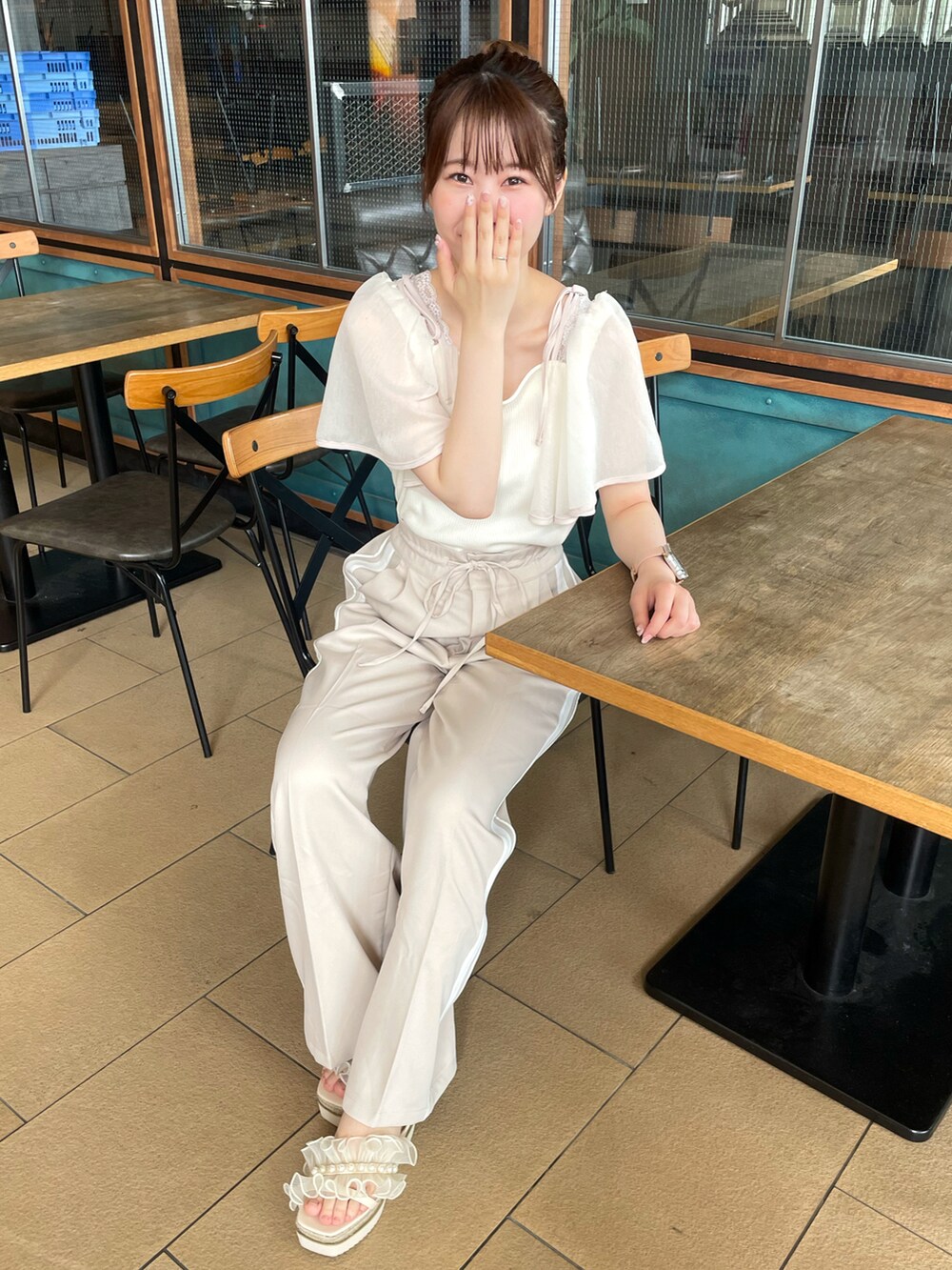 ホワイト系のTシャツ/カットソー、ベージュ系のスラックスを着用したレディースの春コーディネートの4枚目の写真