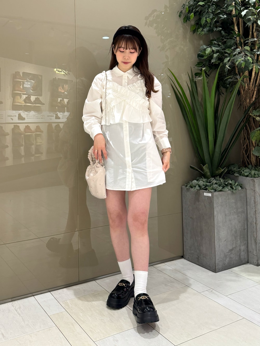 ホワイト系のシャツ/ブラウス、ブラック系のパンツ、ブラック系のローファーを着用したレディースの春コーディネートの3枚目の写真