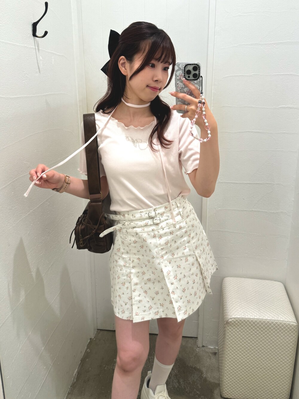 ピンク系のTシャツ/カットソー、ブルー系のデニムスカート、ホワイト系のスニーカーを着用したレディースの夏コーディネートの2枚目の写真