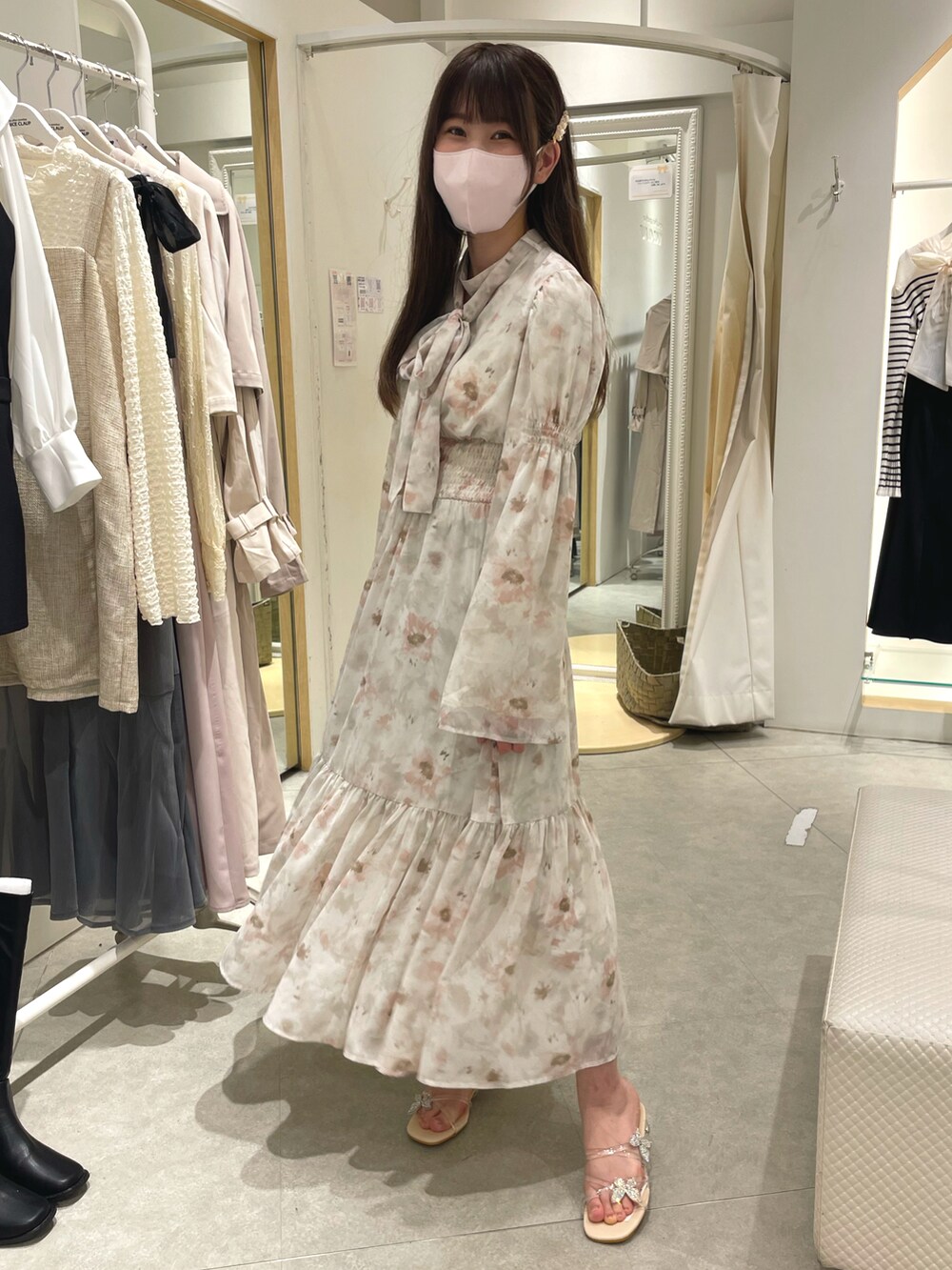 ピンク系のワンピース、その他のサンダルを着用したレディースの春コーディネートの3枚目の写真